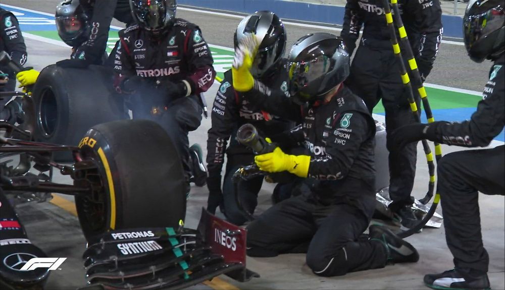 Descontrol en el pit stop de Valtteri Bottas Descontrol en el pit stop de Valtteri Bottas