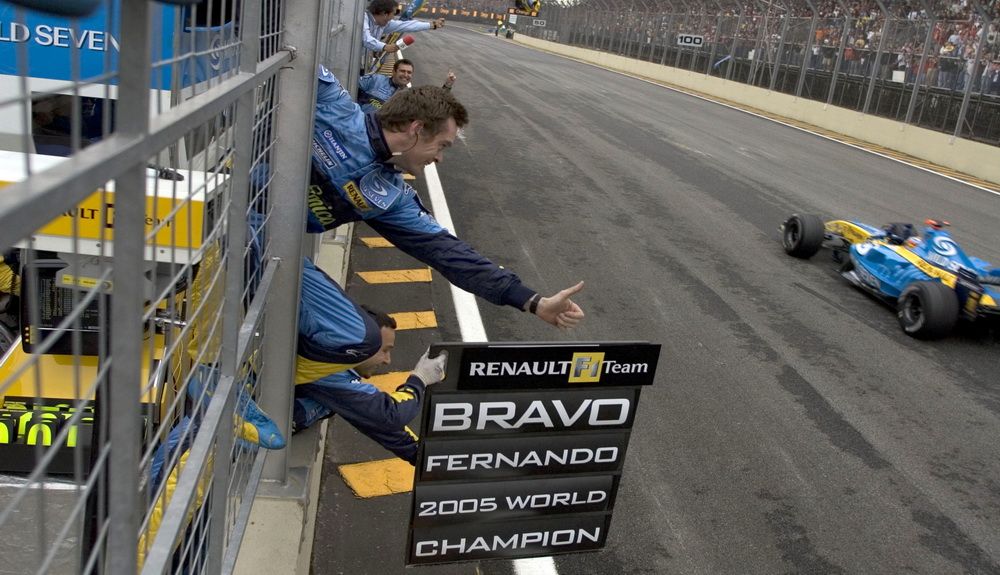 Alonso ganó su primer título en el GP de Brasil de 2005 con el Renault R25