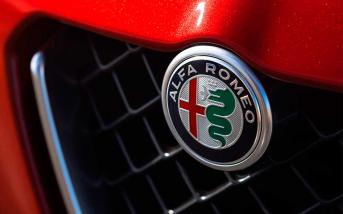 2017-alfa-romeo-giulia-quadrifoglio-grille-badge.jpg
