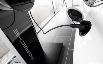 porschepanamerasehybrid.jpg