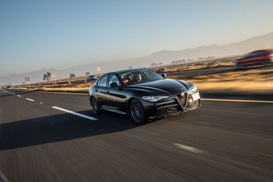 Alfa-Romeo-Giulia-TI-vs-Jaguar-XE-3_4-del-mov-AR