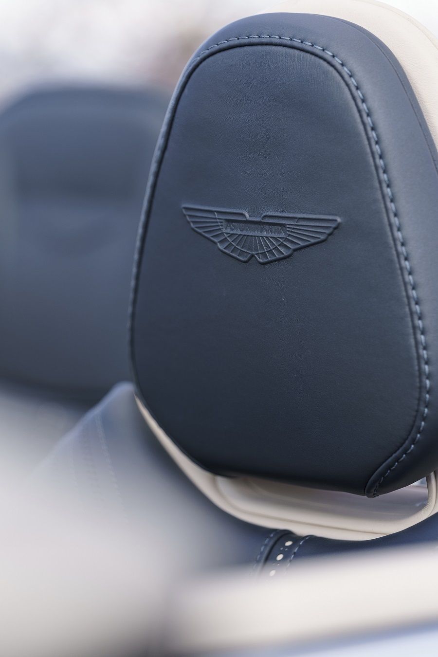 Aston Martin DB11 Volante (2)