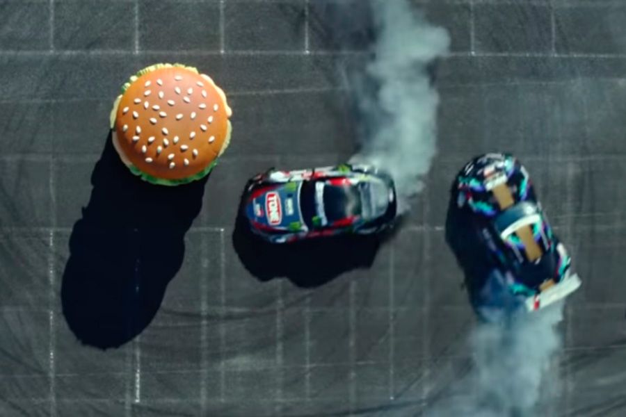 dos Toyota GR Supra drifteando en un McDonald’s
