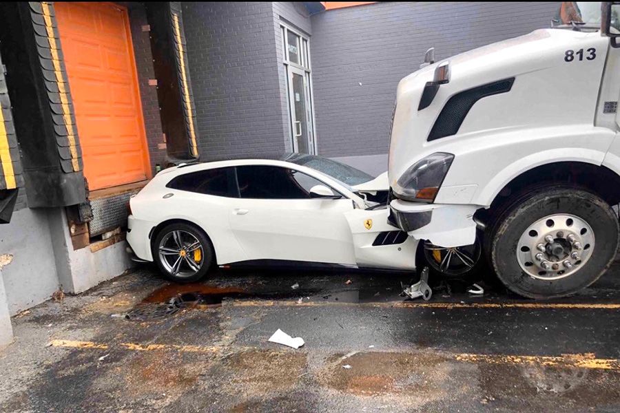 Choca tráiler contra el Ferrari de su jefe