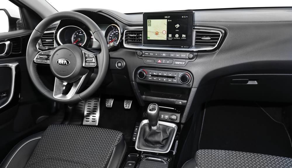 El interior del Kia Ceed llega de serie con volante y palanca de cambios en cuero con el acabado Concept El interior del Kia Ceed llega de serie con volante y palanca de cambios en cuero con el acabado Concept
