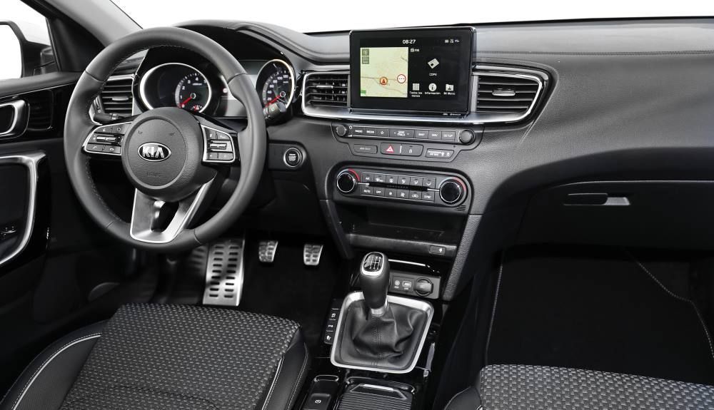 El interior del Kia Ceed llega de serie con volante y palanca de cambios en cuero con el acabado Concept