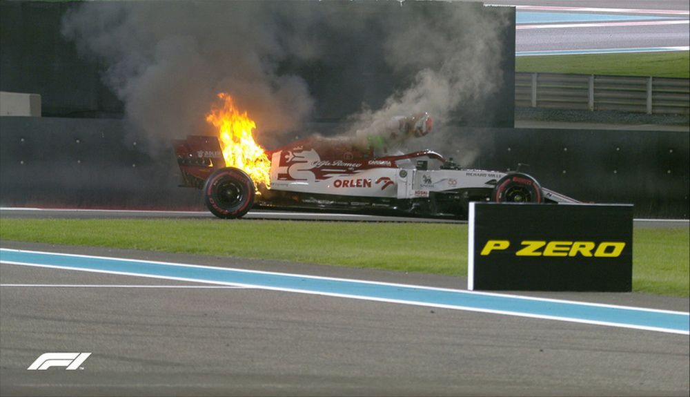 El Alfa Romeo de Kimi Raikkonen ardió durante la FP2 El Alfa Romeo de Kimi Raikkonen ardió durante la FP2