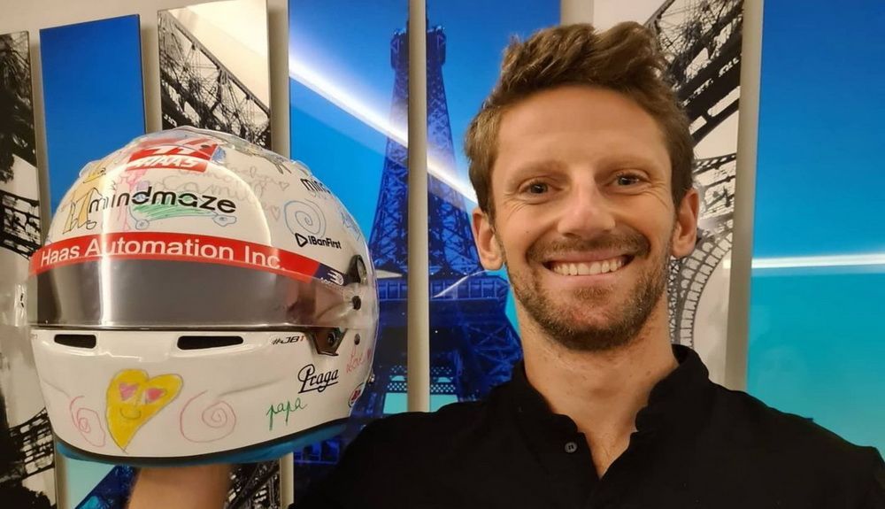 Romain Grosjean con el casco que iba a utilizar en Abu Dabi Romain Grosjean con el casco que iba a utilizar en Abu Dabi
