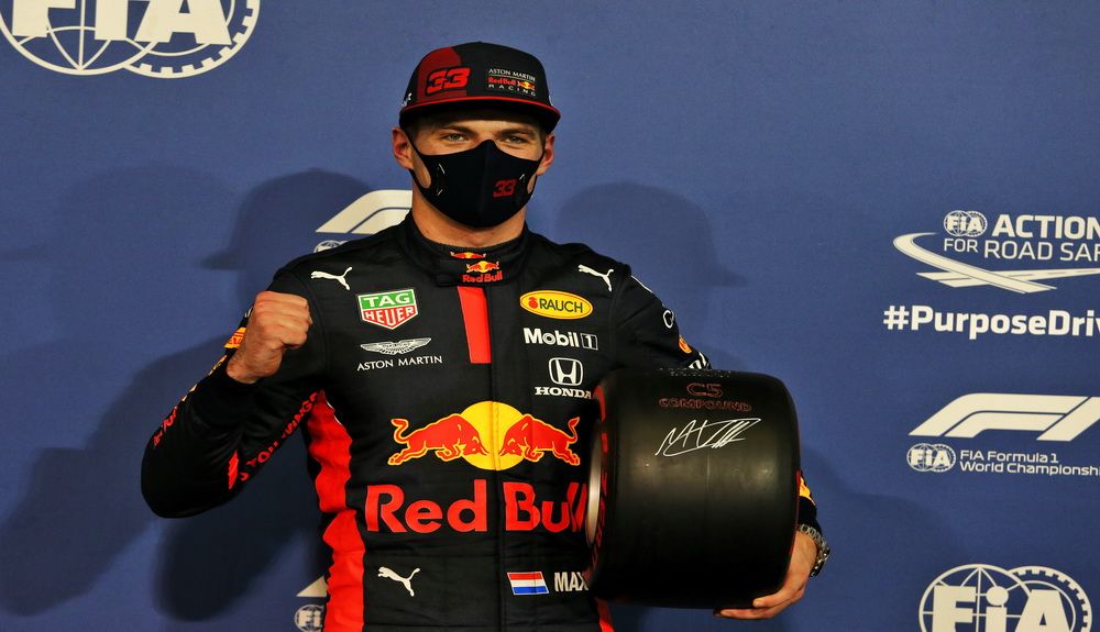 Max Verstappen con el trofeo que entrega Pirelli por ser el poleman