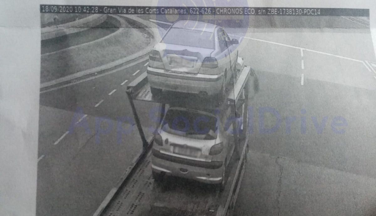 Un conductor recibe una multa por un coche que estaba dado de baja. Foto: SocialDrive.