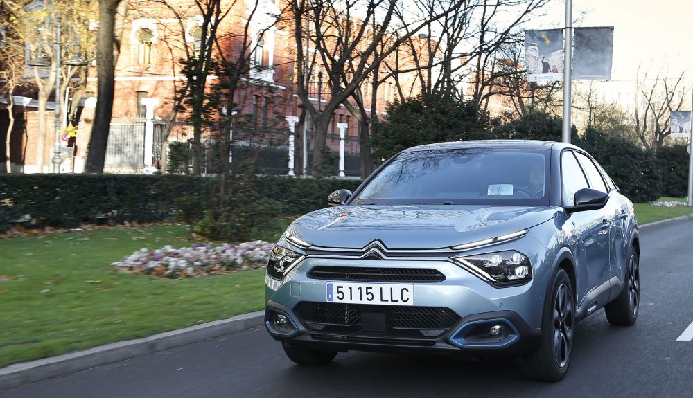 Baterías de 50 kWh, 100 kW de potencia y tres niveles de acabado para el nuevo ë-C4 de Citroën.