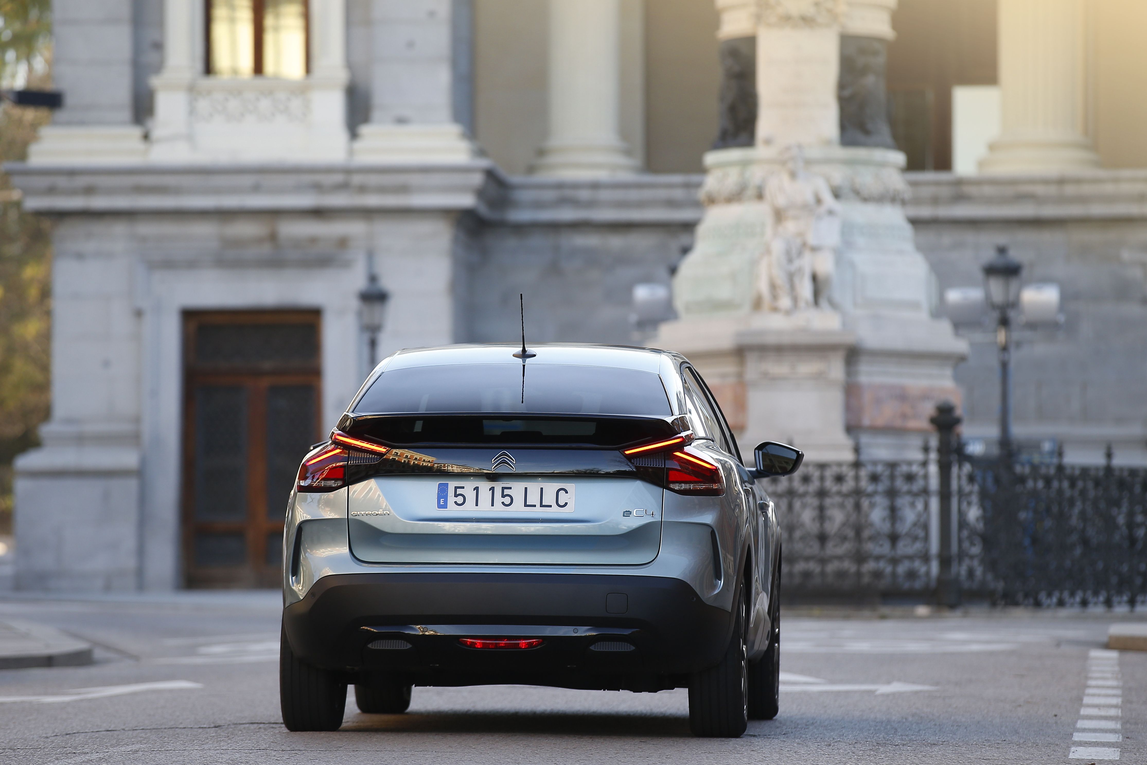 El nuevo ë-C4 100% eléctrico tiene una autonomía de 350 Km.