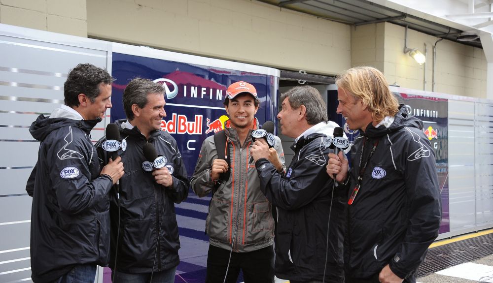 Periodistas de la FOX entrevistando a Checo Pérez durante el GP de USA de 2013 frente al garaje de Red Bull Periodistas de la FOX entrevistando a Checo Pérez durante el GP de USA de 2013 frente al garaje de Red Bull