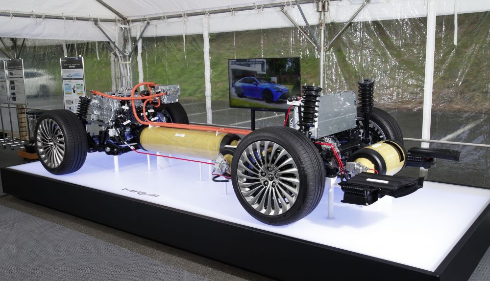Toyota Mirai, ahora con unidad de pila de hidrógeno sobre eje delantero y batería y motor eléctrico sobre el trasero. Toyota Mirai, ahora con unidad de pila de hidrógeno sobre eje delantero y batería y motor eléctrico sobre el trasero.