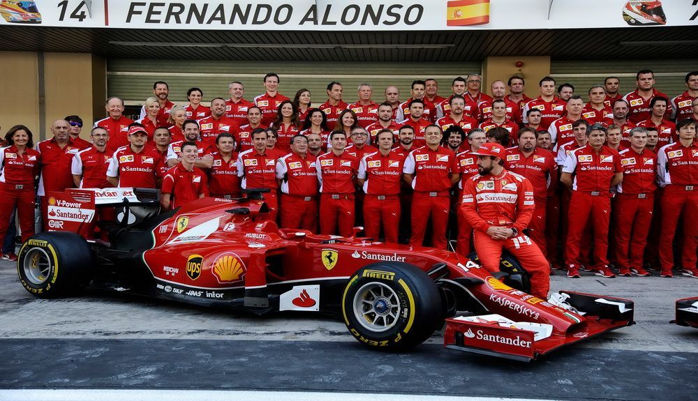 Fernando Alonso en la foto de grupo de Ferrari en 2014