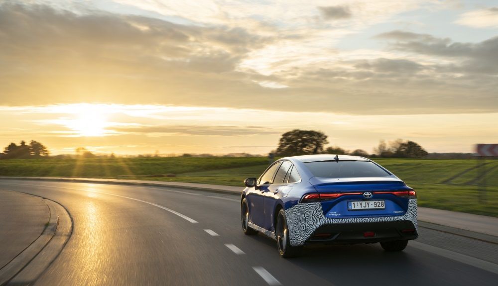 Toyota Mirai, ahora con unidad de pila de hidrógeno sobre eje delantero y batería y motor eléctrico sobre el trasero.