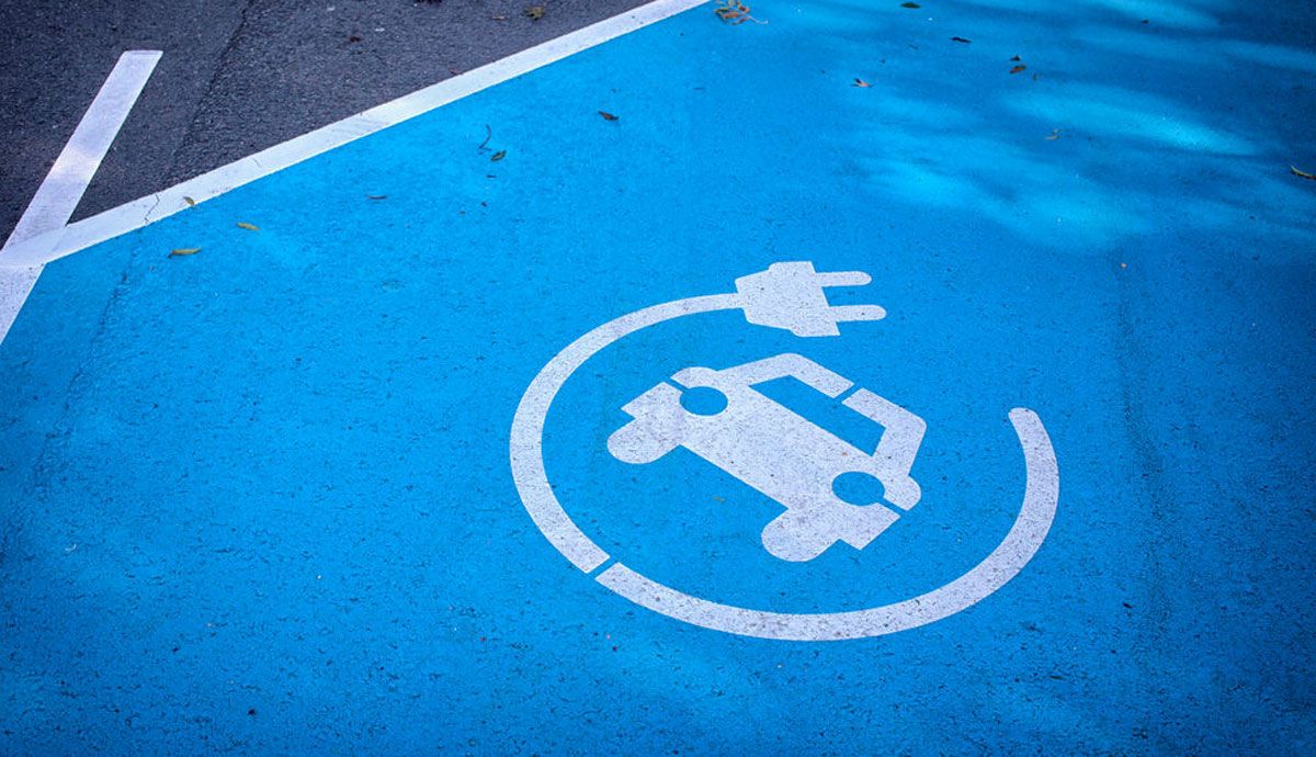 Adif y ANFAC colaborarán en la instalación de puntos de recarga en estaciones de trenes. Foto: iStock