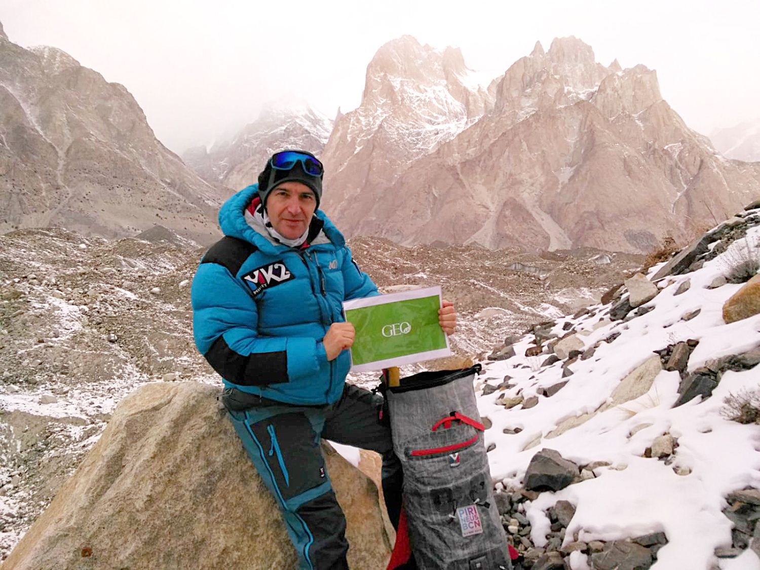 Sergi Mingote saluda a los amigos de GEO desde el glaciar del Baltoro. Tras él, la Gran Torre Trango y el Castillo del Trango.