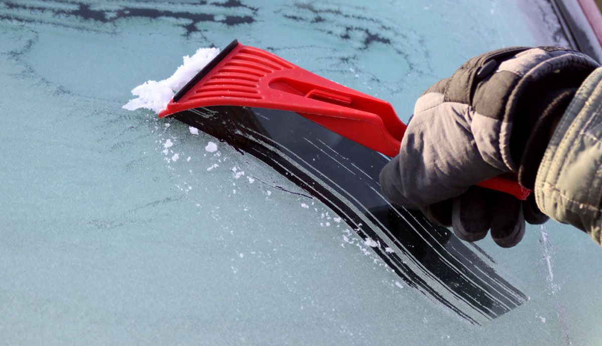 Cómo debes quitar el hielo dle parabrisas