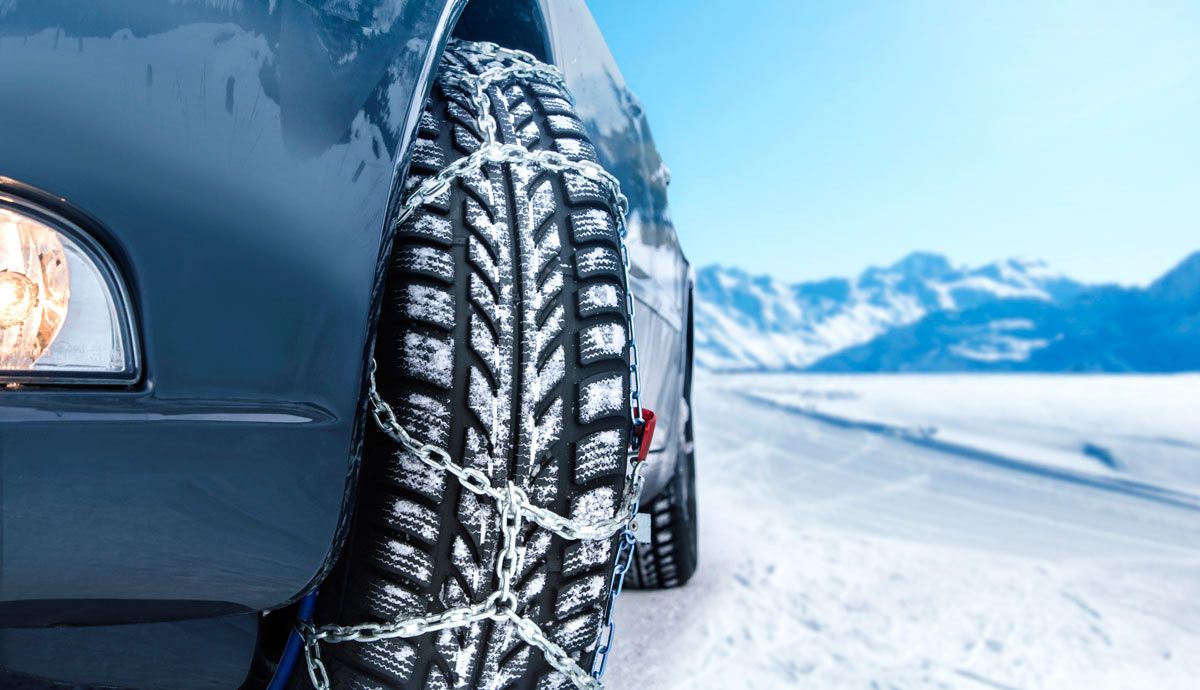 Cómo colocar las cadenas en el coche, según la Guardia Civil. Foto: iStock.