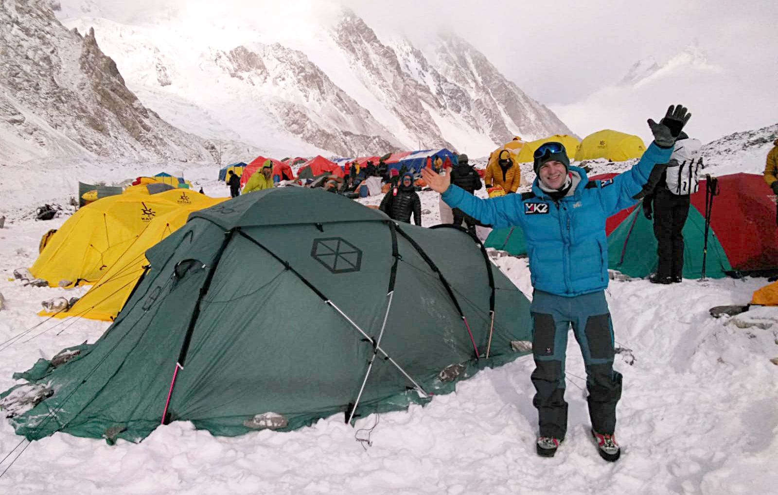 Sergi Mingote junto a su tienda Samaya, en el Campo Base del K2. Allí se ha instado con Juan Pablo Mohr, Carlos Garranzo y Mattia Conte.