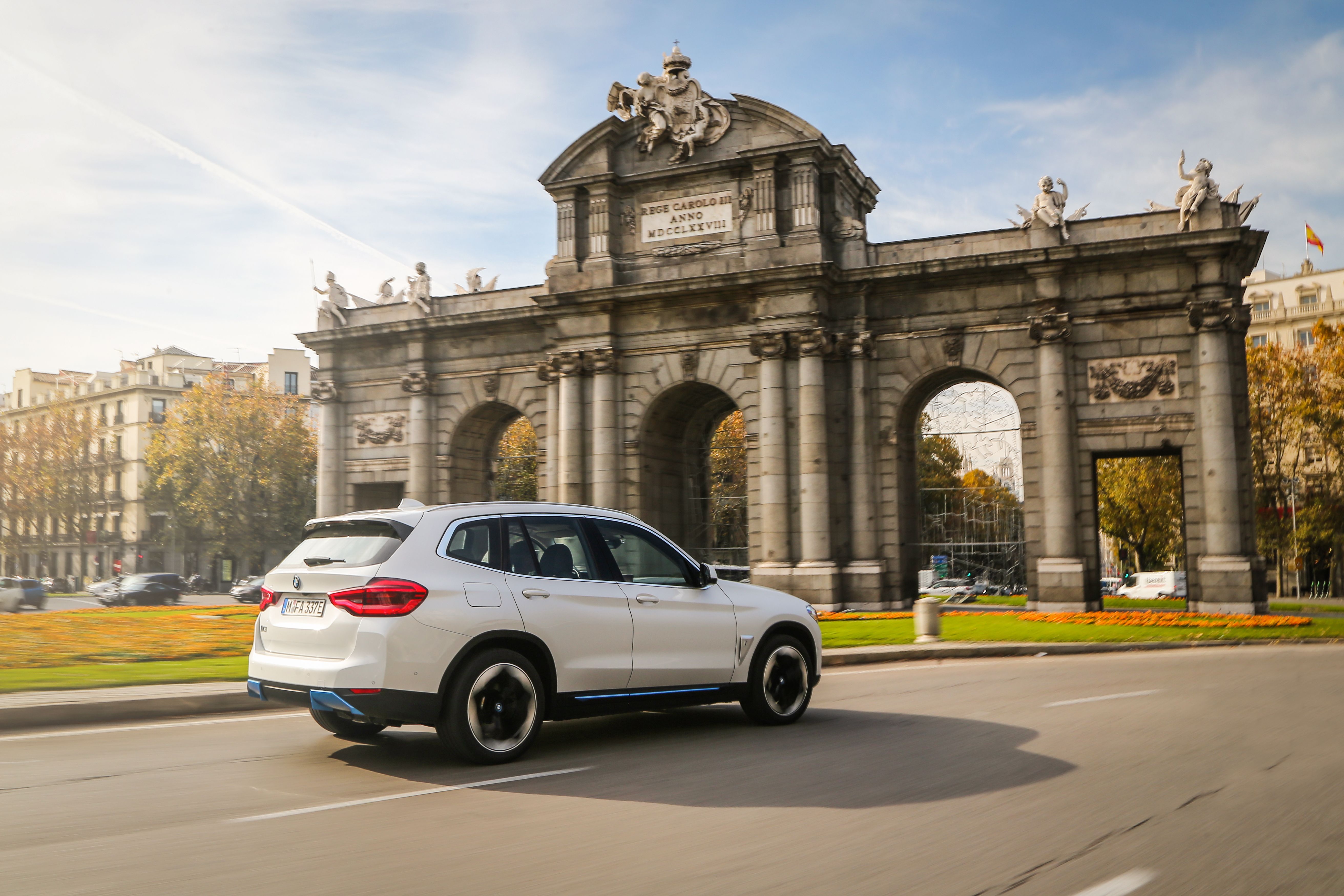 El nuevo BMW iX3 se pondrá a la venta en marzo de 2021 a un precio desde 72.300 euros.