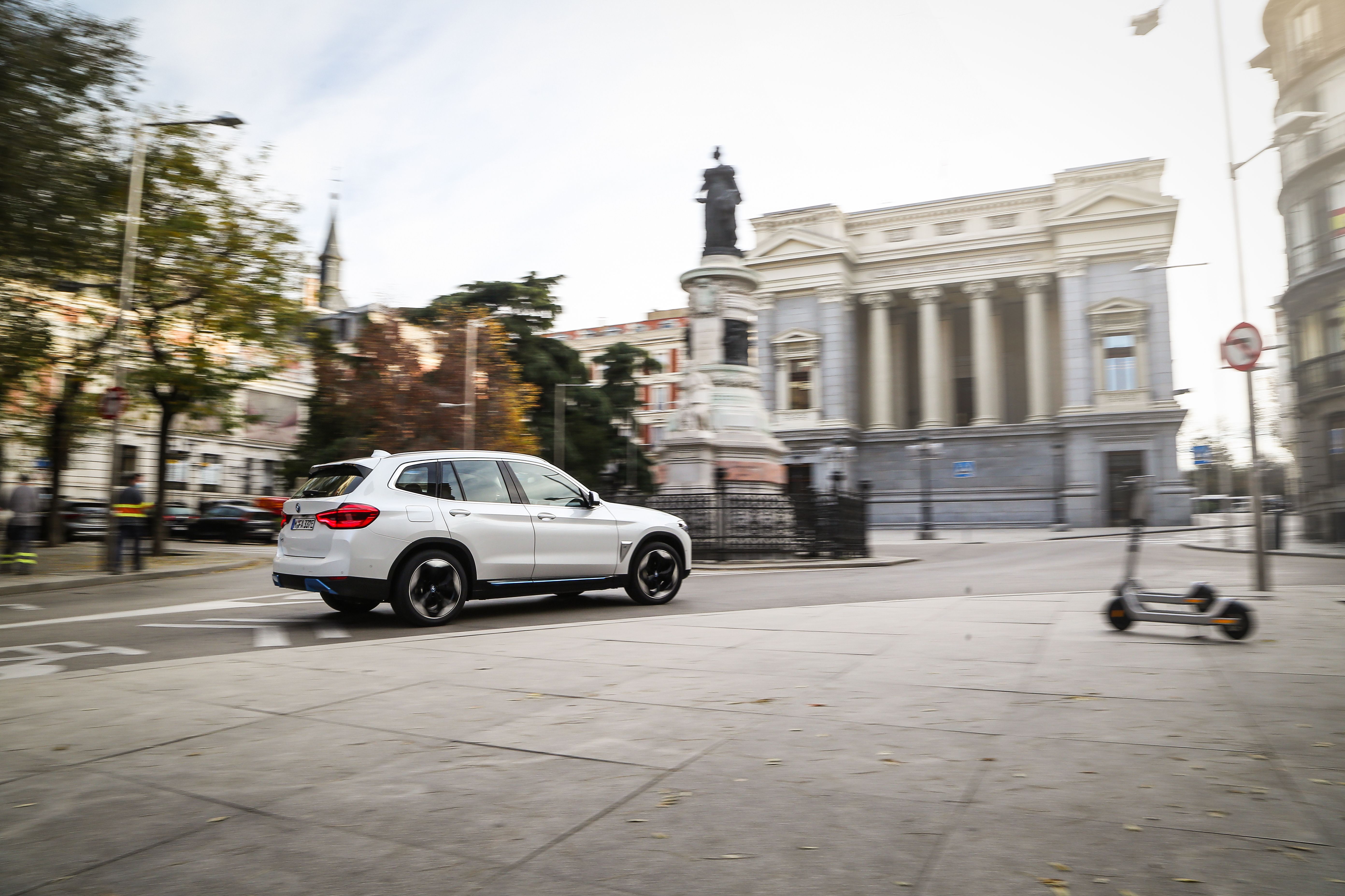 El nuevo BMW iX3 estrena componentes eléctricos eDrive de quinta generación. 