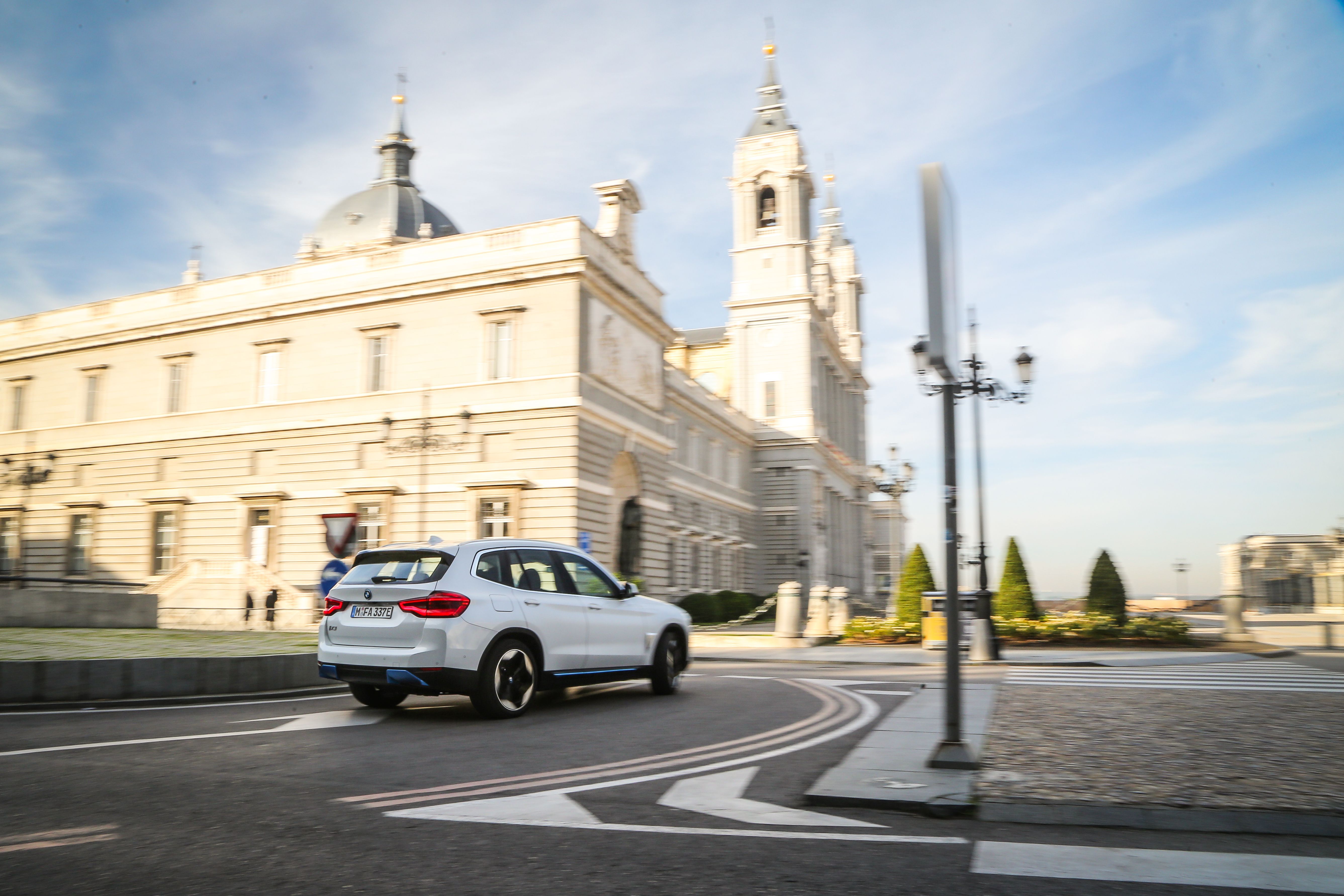 A diferencia de sus rivales, el BMW iX3 sólo dispondrá de un motor eléctrico y no tendrá tracción total. 