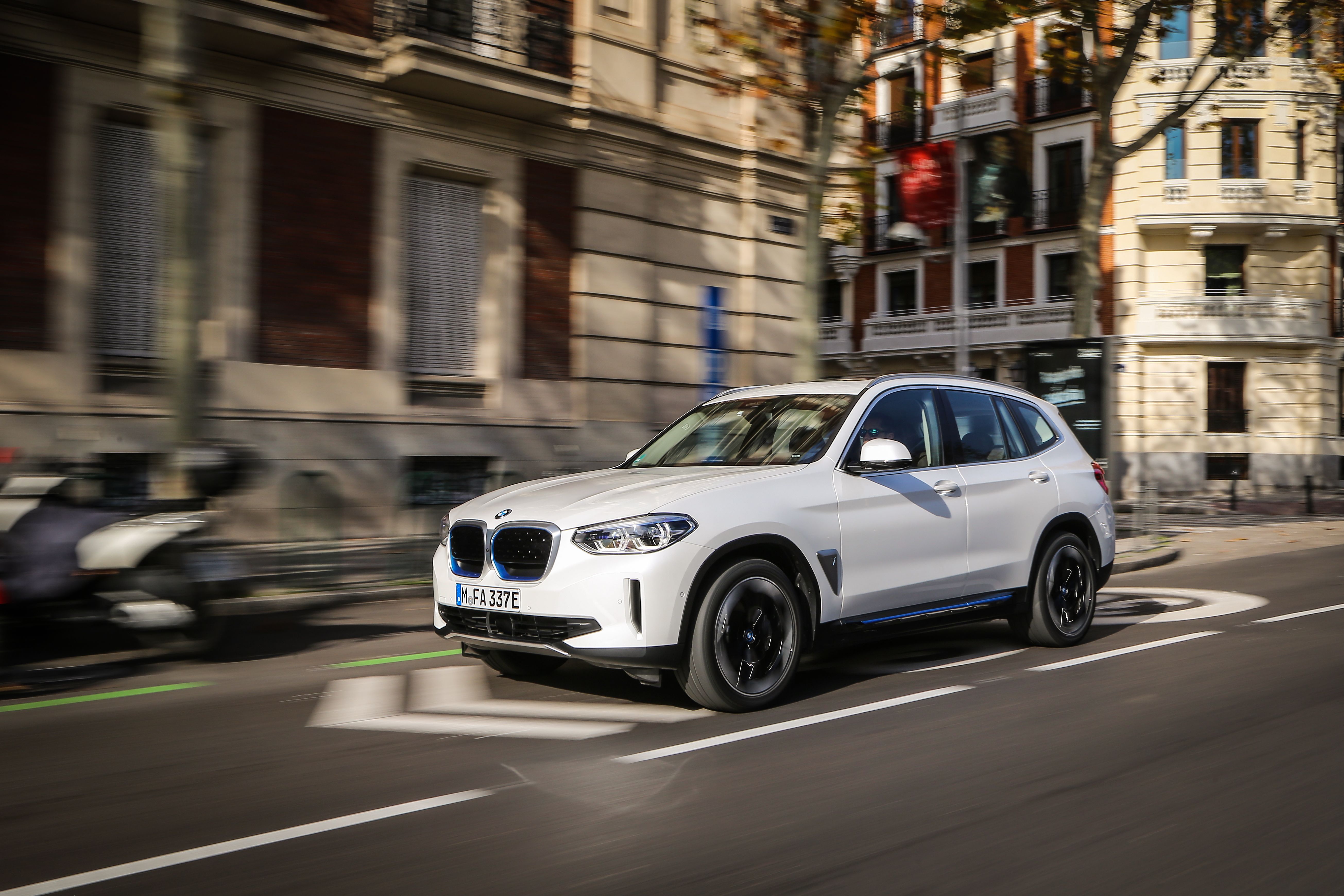 Calandra sellada, ruedas aerodinámicas y detalles específicos en color azul distinguen al BMW iX3 del resto de la gama.