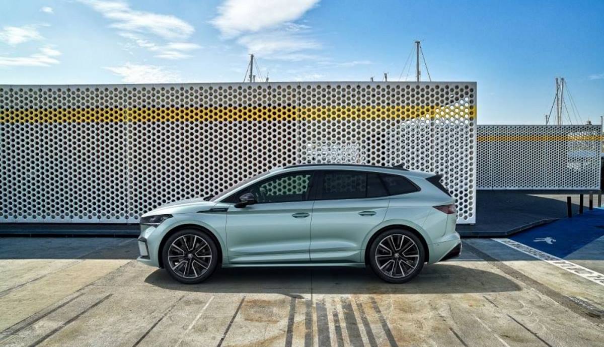 El Skoda Enyaq visto de perfil