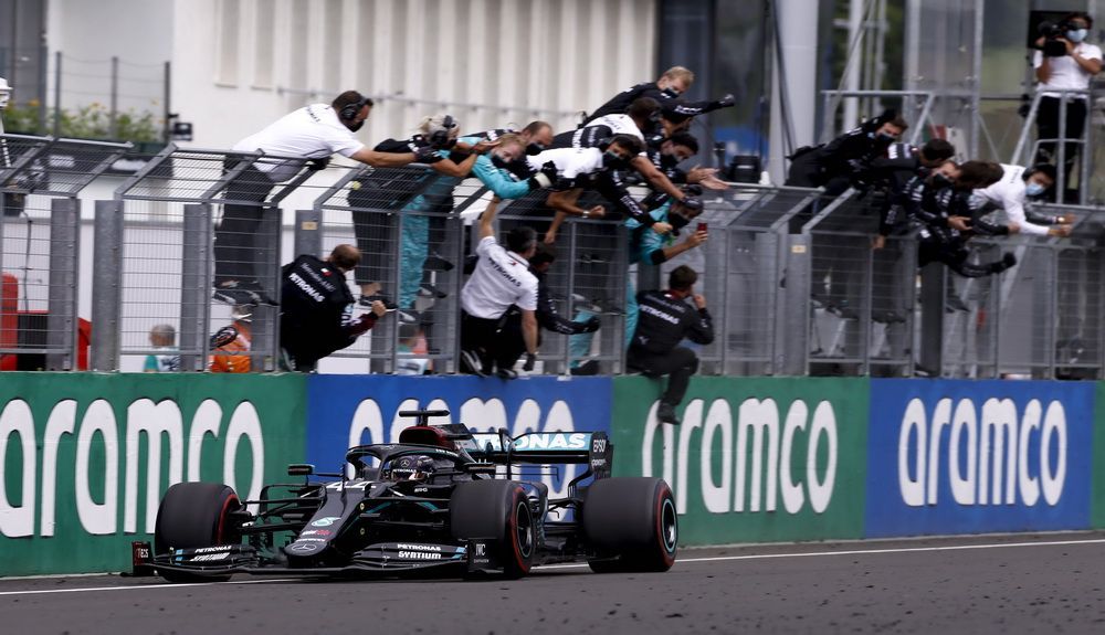 2 Octava victoria en Hungría donde comienza a dejar claro quien será el campeón de esta temporada 2 Octava victoria en Hungría donde comienza a dejar claro quien será el campeón de esta temporada