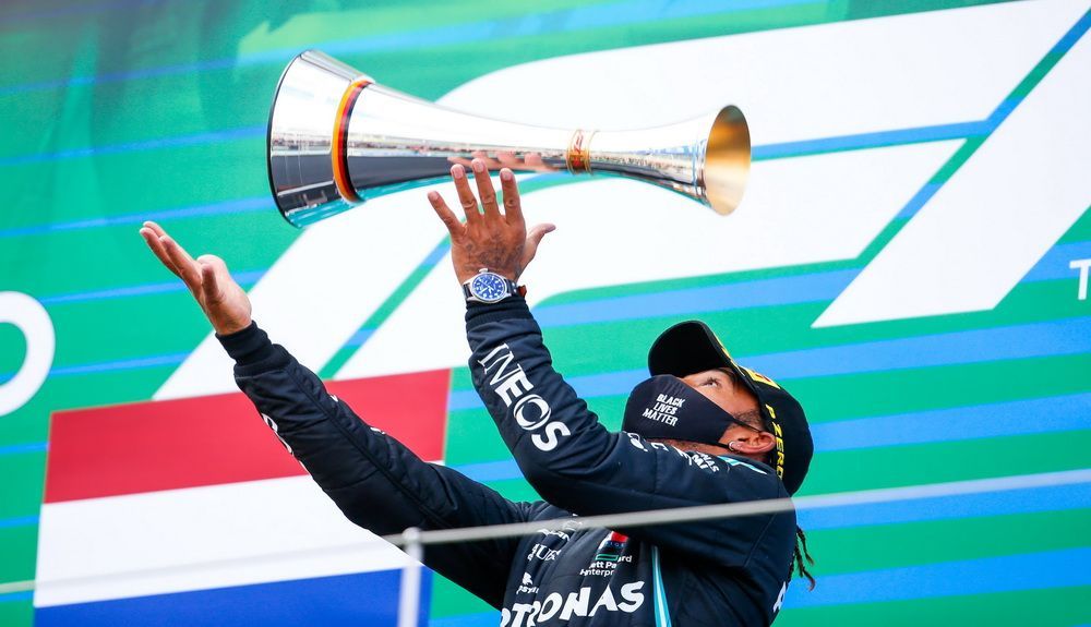 7 En Nurburgring, con frío invernal, Bottas aguantó 13 vueltas a Hamilton que logró la 91 victoria e igualó a Schumacher. Mick le regaló un casco de su padre 7 En Nurburgring, con frío invernal, Bottas aguantó 13 vueltas a Hamilton que logró la 91 victoria e igualó a Schumacher. Mick le regaló un casco de su padre
