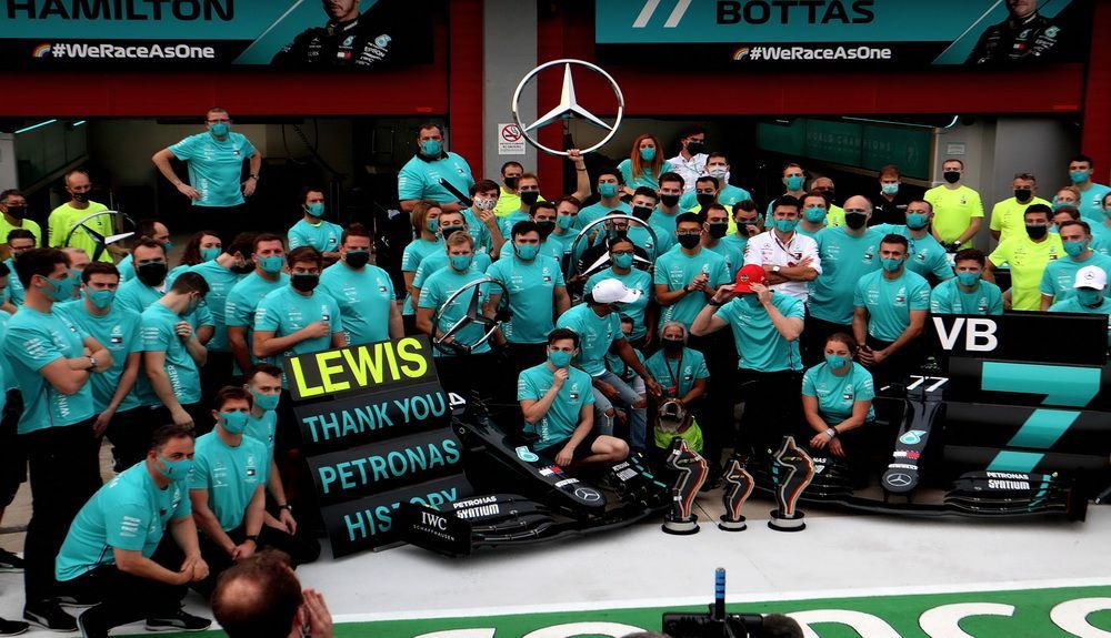 9 Imola vuelve a la F1 y Mercedes con otro doblete liderado por Hamilton, logra su séptimo título consecutivo. La mayor dominación de la historia de la F1 9 Imola vuelve a la F1 y Mercedes con otro doblete liderado por Hamilton, logra su séptimo título consecutivo. La mayor dominación de la historia de la F1