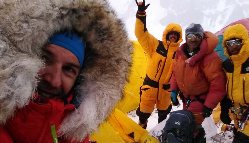 Sergi Mingote, Juan Pablo Mohr, el alpinista pakistaní Ali Sadpara y su hijo en el Campo 1 Sergi Mingote, Juan Pablo Mohr, el alpinista pakistaní Ali Sadpara y su hijo en el Campo 1