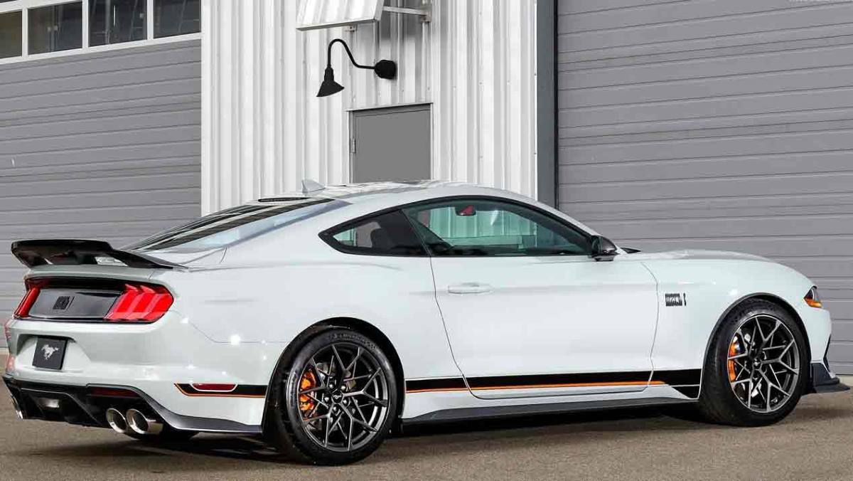 Ford Mustang Mach 1 en su vista posterior