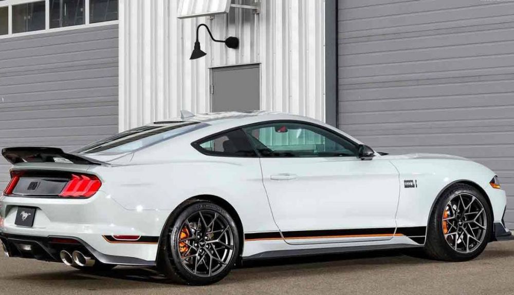 Ford Mustang Mach 1 en su vista posterior Ford Mustang Mach 1 en su vista posterior