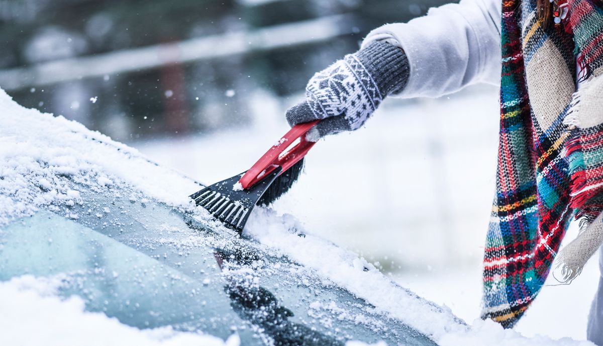 Los mejores trucos de la DGT para quitar el hielo del parabrisas: y qué no debes nunca hacer.