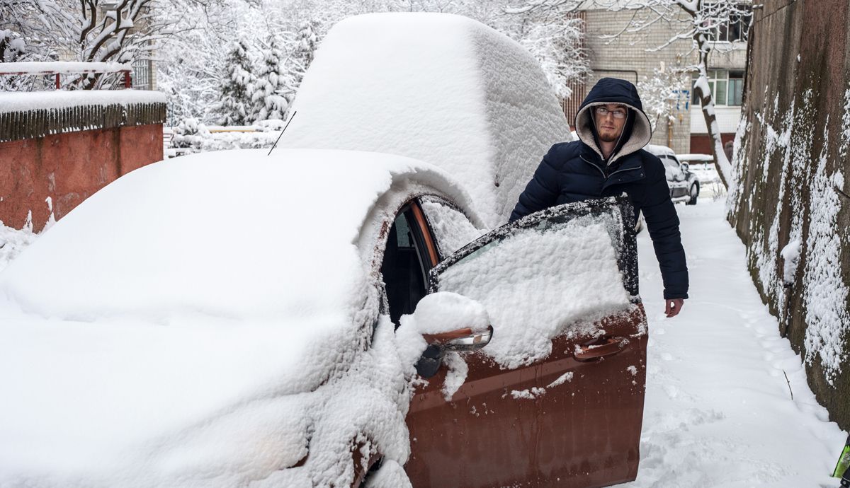 Por qué es tan peligroso no quitar la nieve de encima del coche y consejos para conducir.