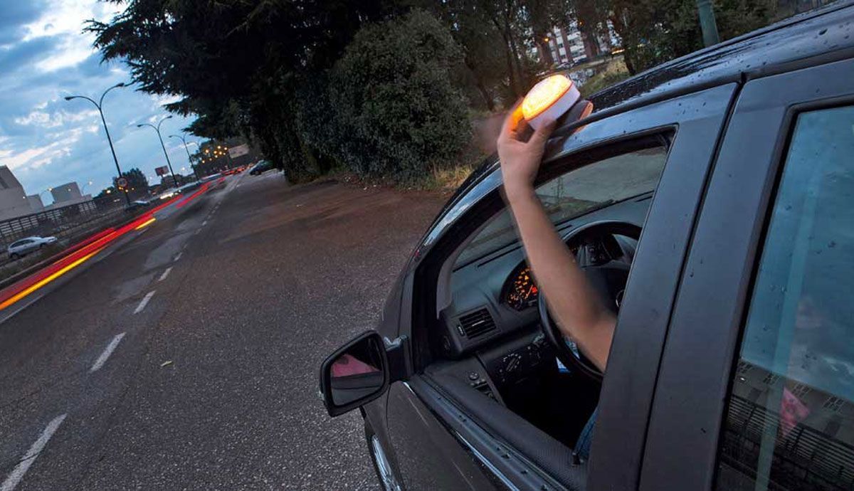 ¿Cuándo será obligatoria la luz de emergencia V-16? Te contamos cuál es su precio.