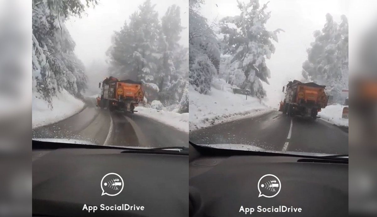 Una quitanieves, de lado en una carretera de Vizcaya. Vídeo: SocialDrive