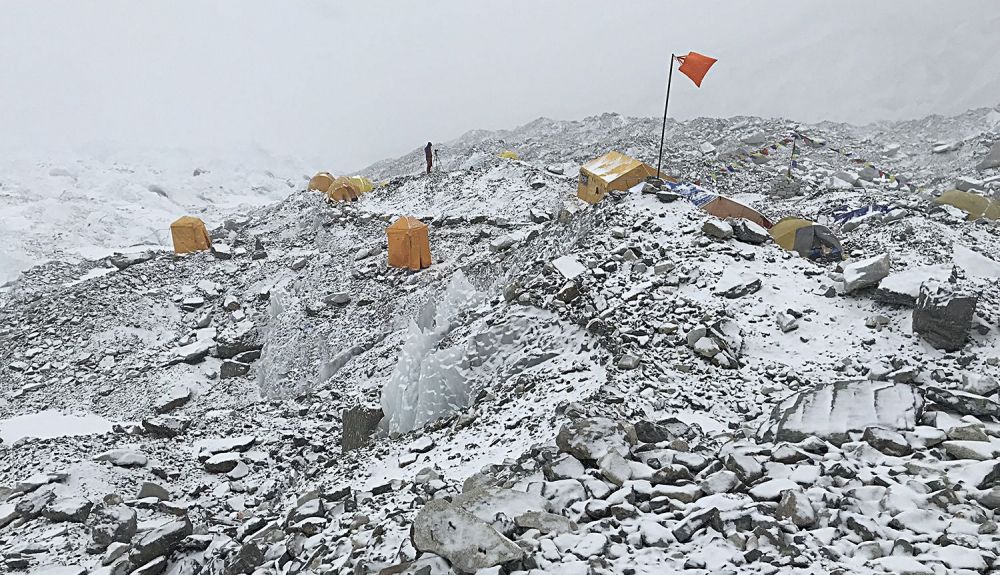 Letrinas en el Campo Base del Everest, invierno de 2018. Foto: Pedro Gil Letrinas en el Campo Base del Everest, invierno de 2018. Foto: Pedro Gil