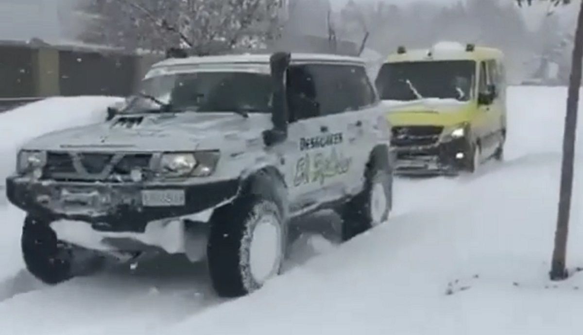 Así rescata un 4x4 a una ambulancia que trasladaba a un enfermo grave de Covid-19 al hospital