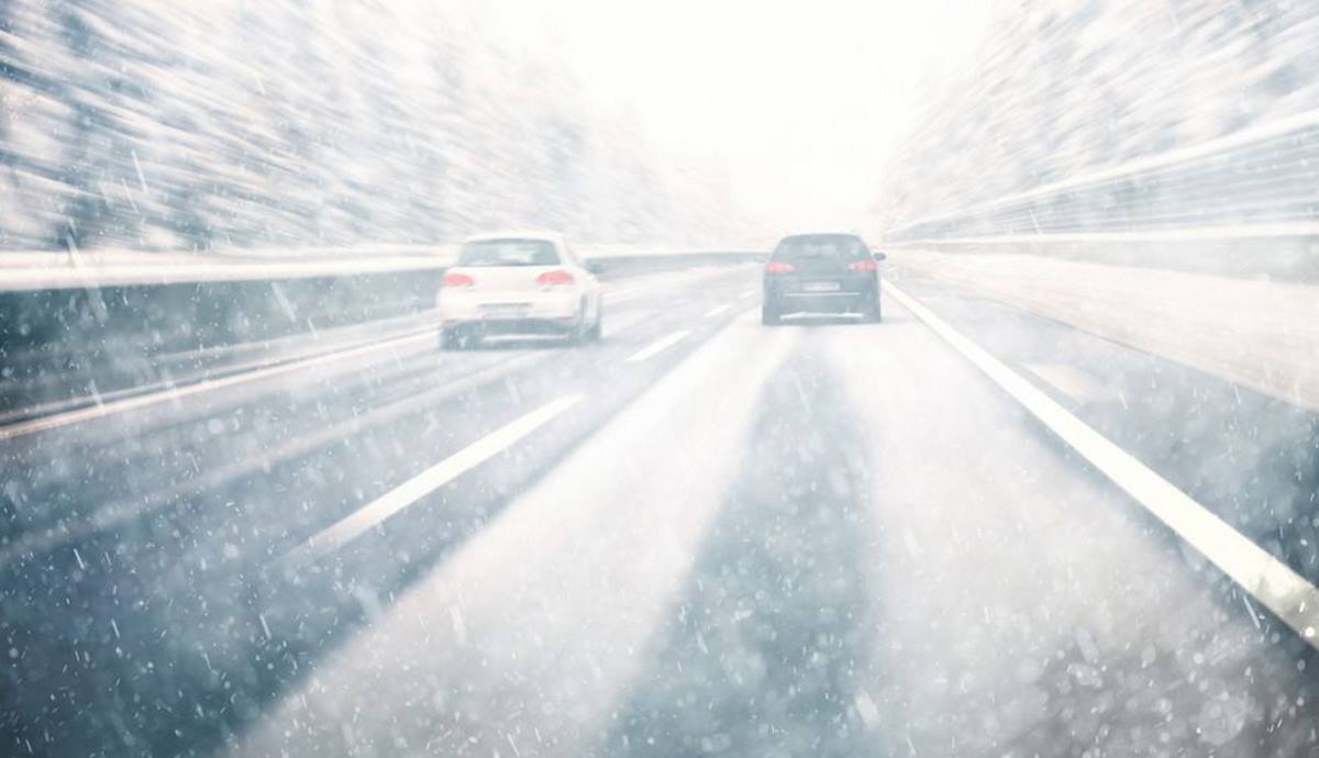 Nieve y los significados de los colores de la circulación en carretera
