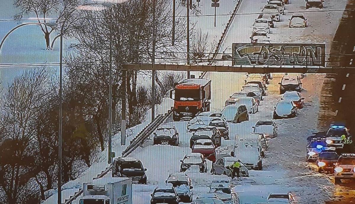 Coches atrapados según una imagen captada por la DGT