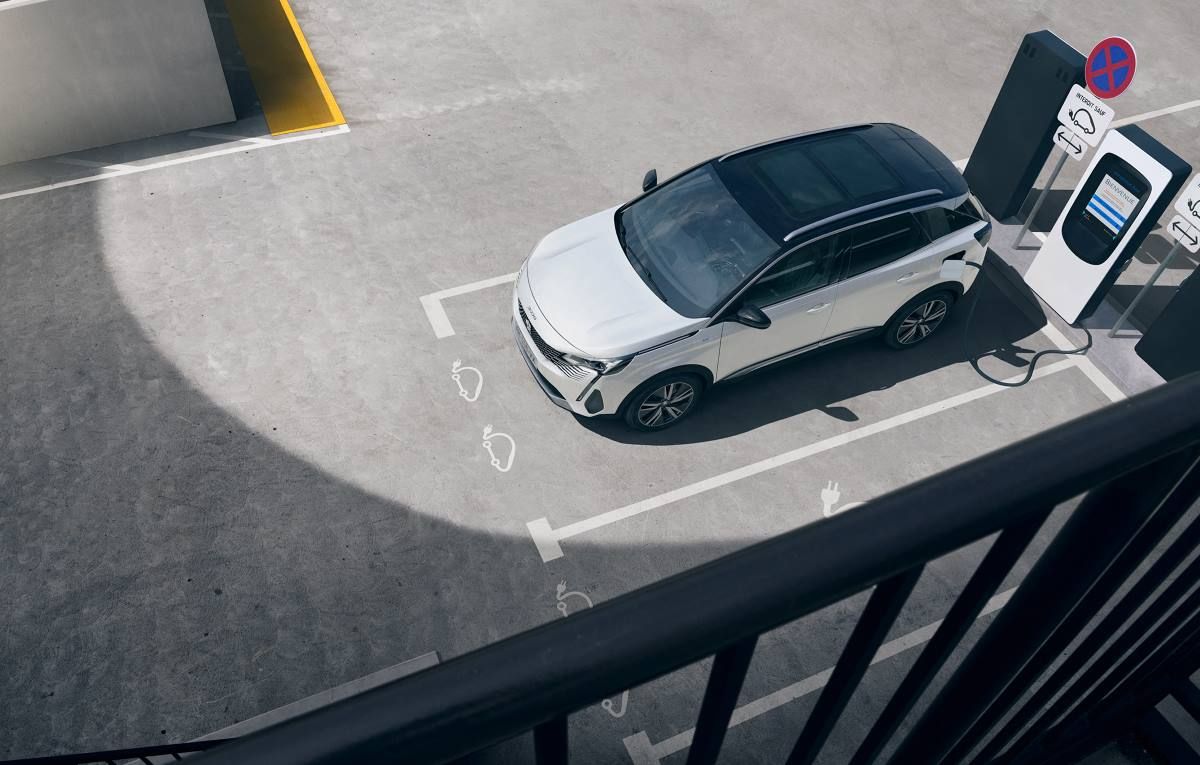 El híbrido enchufable Peugeot 3008 Hybrid en un punto de carga