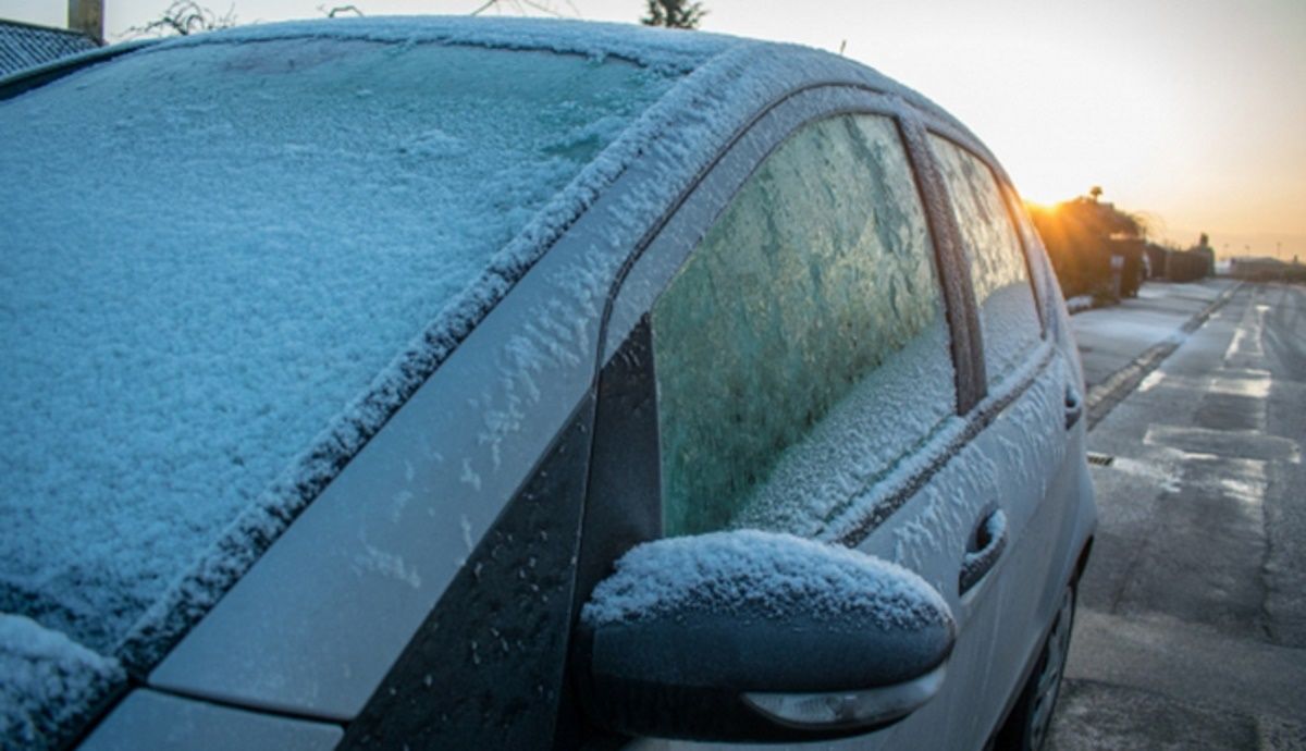 La DGT alerta sobre la calefacción alta en coches: así puede romper el cristal y consejos para quitar el hielo