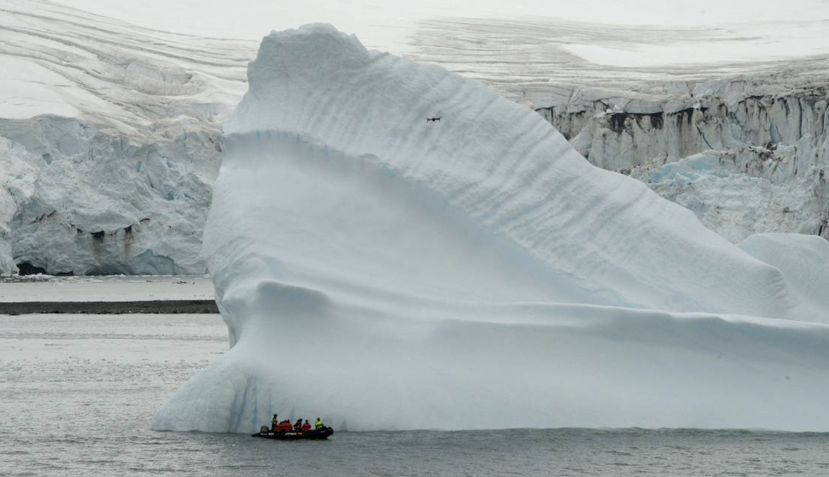 Muestreo de un iceberg durante la campaña Powell 2020 cerca de la Base Antártica Española Juan Carlos I. ©José Abel Flores