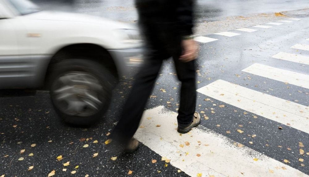 La DGT advierte de cuál es ya la importante multa por no parar en un paso de peatones. Foto: iStock.