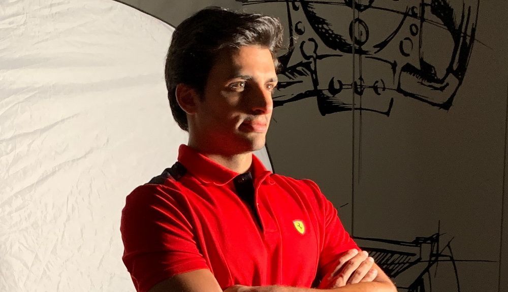 Carlos Sainz durante una sesión de fotos en Maranello Carlos Sainz durante una sesión de fotos en Maranello