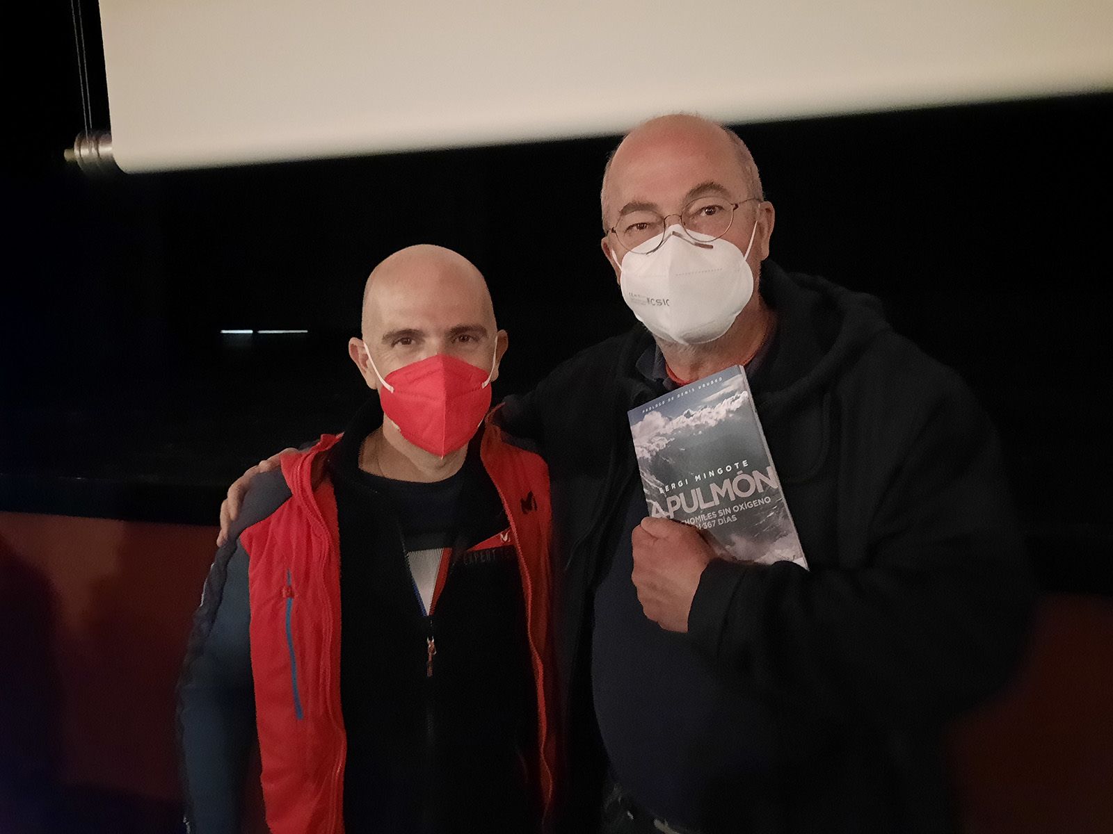 El alpinista Sergi Mingote junto al cronista de GEO Pedro Gil, narrador de la expedición invernal al K2.